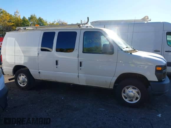 2014 Ford Econoline Cargo Commercial z VIN 1FTNE2EL9EDB13743, wystawiony jako IAAI lot #43338690 z przebiegiem 141 497 mil mil oraz . Historia ofert i sprzedaży dostępna na DreamBid. Obrazek 13.
