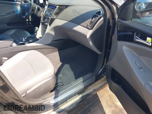 2013 Hyundai Sonata Limited z VIN 5NPEC4AC5DH675946, wystawiony jako IAAI lot #43042846 z przebiegiem 166 357 mil mil oraz . Historia ofert i sprzedaży dostępna na DreamBid. Obrazek 5.