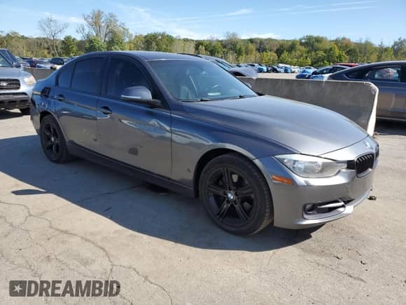2013 BMW 3 Series 328i xDrive with VIN WBA3B3C56DJ811377, listed as a Copart auction lot 85263265 with 140,109 mi miles and Salvage title. Bid and sale history available at DreamBid. Image 4.
