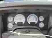 2004 Dodge 1500 SLT z VIN 1D7HA16D84J193181, wystawiony jako Copart lot #57225695 z przebiegiem 148 258 mil mil oraz Czysty tytuł • Clean title. Historia ofert i sprzedaży dostępna na DreamBid. Obrazek 9.