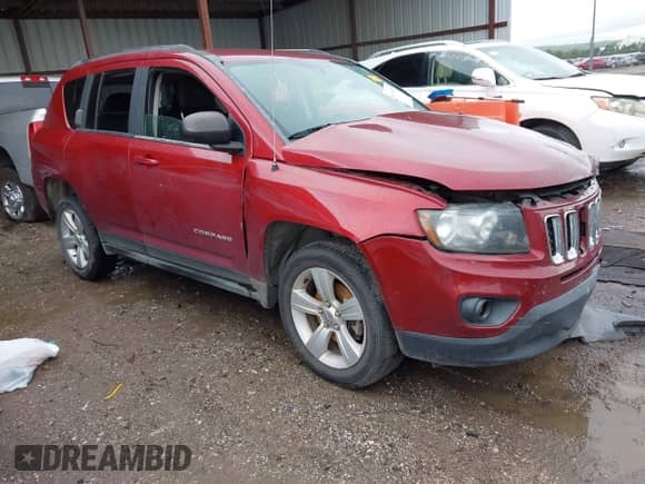 2014 Jeep Compass Sport z VIN 1C4NJDBBXED665156, wystawiony jako IAAI lot #43095675 z przebiegiem 122 639 mil mil oraz . Historia ofert i sprzedaży dostępna na DreamBid. Obrazek 1.
