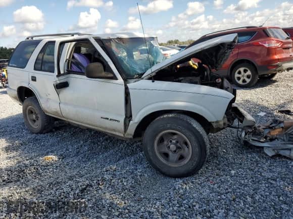 1996 Chevrolet Blazer with VIN 1GNCS13W4T2251083, listed as a Copart auction lot 89459095 with 147,830 mi miles and Salvage title. Bid and sale history available at DreamBid. Image 4.
