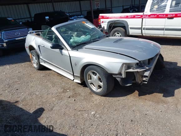 2001 Ford Mustang Deluxe with VIN 1FAFP44451F239509, listed as a IAAI auction lot 43357136 with Not provided miles and . Bid and sale history available at DreamBid. Image 1.