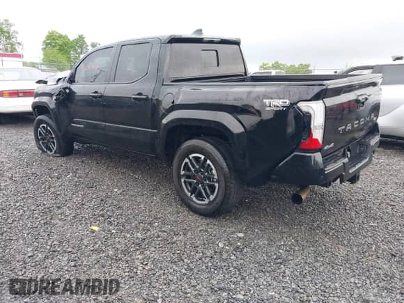 2024 Toyota Tacoma SR5 z VIN 3TMLB5JN4RM025895, wystawiony jako IAAI lot #42309915 z przebiegiem 23 530 mil mil oraz . Historia ofert i sprzedaży dostępna na DreamBid. Obrazek 3.