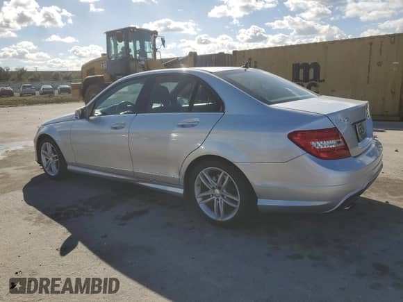 2014 Mercedes-Benz C 250 Sport с VIN WDDGF4HB6EG210133, выставлен на аукционе Copart как лот 85666995 с пробегом 157 451 миль миль и Списание • Salvage title. История ставок и продаж доступна на DreamBid. Изображение 2.