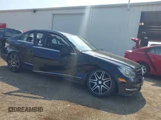 2013 Mercedes-Benz C 300 Sport z VIN WDDGF8AB4DR245967, wystawiony jako IAAI lot #42691559 z przebiegiem 130 825 mil mil oraz . Historia ofert i sprzedaży dostępna na DreamBid. Obrazek 1.