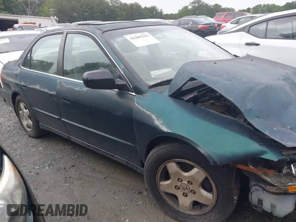 2000 Honda Accord EX z VIN 1HGCG1659YA095702, wystawiony jako IAAI lot #42989293 z przebiegiem 269 806 mil mil oraz . Historia ofert i sprzedaży dostępna na DreamBid. Obrazek 13.