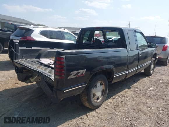 1997 GMC Sierra 1500 with VIN 2GTEK19R0V1560443, listed as a IAAI auction lot 43249479 with 329,740 mi miles and . Bid and sale history available at DreamBid. Image 4.