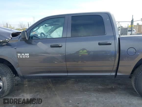 2018 Ram 1500 Express z VIN 3C6RR7KG1JG238637, wystawiony jako IAAI lot #42215424 z przebiegiem 85 769 mil mil oraz . Historia ofert i sprzedaży dostępna na DreamBid. Obrazek 14.