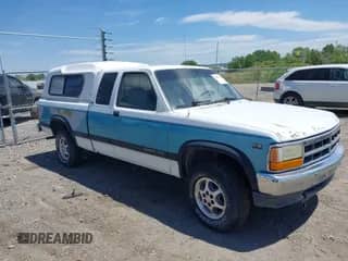 1996 Dodge Dakota z VIN 1B7GG23X5TS523974, wystawiony jako IAAI lot #42430916 z przebiegiem 189 216 mil mil oraz . Historia ofert i sprzedaży dostępna na DreamBid. Obrazek 1.