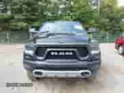 2019 Ram 1500 Rebel z VIN 1C6SRFET2KN705108, wystawiony jako IAAI lot #43163417 z przebiegiem 110 932 mil mil oraz . Historia ofert i sprzedaży dostępna na DreamBid. Obrazek 12.