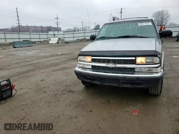 1998 Chevrolet Blazer LT z VIN 1GNDT13W8W2283752, wystawiony jako Copart lot #80677034 z przebiegiem 254 376 mil mil oraz Szkoda całkowita • Salvage title. Historia ofert i sprzedaży dostępna na DreamBid. Obrazek 12.