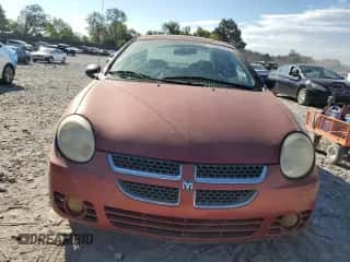2004 Dodge Neon SXT z VIN 1B3ES56C24D634926, wystawiony jako Copart lot #71637184 z przebiegiem 298 719 mil mil oraz Czysty tytuł • Clean title. Historia ofert i sprzedaży dostępna na DreamBid. Obrazek 5.