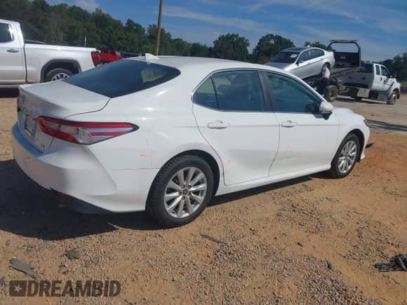 2020 Toyota Camry LE z VIN 4T1L11AK2LU999293, wystawiony jako IAAI lot #43202655 z przebiegiem 52 070 mil mil oraz . Historia ofert i sprzedaży dostępna na DreamBid. Obrazek 4.