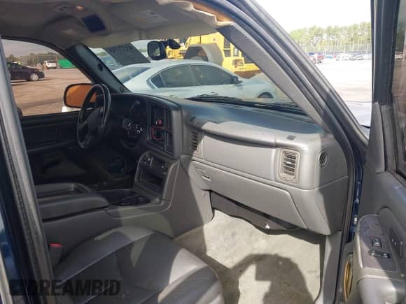 2005 Chevrolet Silverado 1500 LS z VIN 2GCEC13T751113285, wystawiony jako IAAI lot #43371745 z przebiegiem 231 600 mil mil oraz . Historia ofert i sprzedaży dostępna na DreamBid. Obrazek 5.