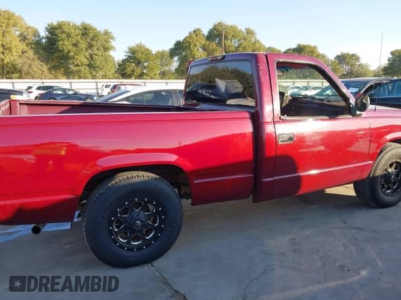 1994 Chevrolet Silverado 1500 z VIN 1GCDC14Z6RZ189558, wystawiony jako IAAI lot #43328615 z przebiegiem 275 064 mil mil oraz . Historia ofert i sprzedaży dostępna na DreamBid. Obrazek 13.