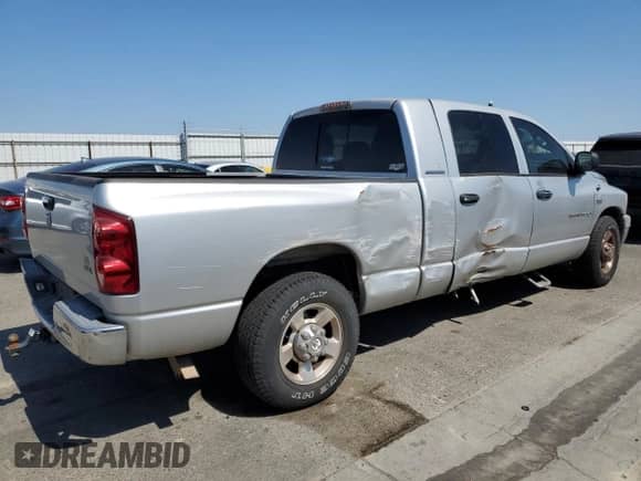 2007 Dodge 1500 SLT z VIN 3D7KR19D57G700294, wystawiony jako Copart lot #63056955 z przebiegiem 117 913 mil mil oraz Szkoda całkowita • Salvage title. Historia ofert i sprzedaży dostępna na DreamBid. Obrazek 3.