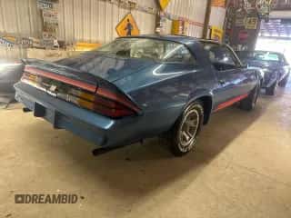 1981 Chevrolet Camaro z VIN 1G1AP87L6BN139112, wystawiony jako Copart lot #82513994 z przebiegiem 6 433 mil mil oraz Czysty tytuł • Clean title. Historia ofert i sprzedaży dostępna na DreamBid. Obrazek 4.