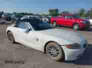 2004 BMW Z4 2.5i с VIN 4USBT33534LR67337, выставлен на аукционе IAAI как лот 43222391 с пробегом 75 725 миль миль и . История ставок и продаж доступна на DreamBid. Изображение 1.