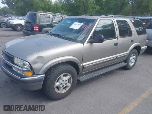 1998 Chevrolet Blazer z VIN 1GNDT13W9WK124402, wystawiony jako IAAI lot #42632990 z przebiegiem 119 683 mil mil oraz . Historia ofert i sprzedaży dostępna na DreamBid. Obrazek 2.