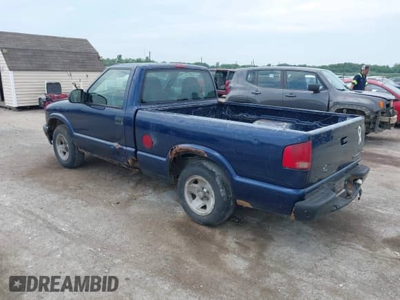 2003 Chevrolet S-10 LS z VIN 1GCCS14H138232268, wystawiony jako IAAI lot #42685725 z przebiegiem 301 843 mil mil oraz . Historia ofert i sprzedaży dostępna na DreamBid. Obrazek 3.