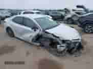 2023 Toyota Camry SE z VIN 4T1G11AK0PU140680, wystawiony jako IAAI lot #43113052 z przebiegiem 99 906 mil mil oraz . Historia ofert i sprzedaży dostępna na DreamBid. Obrazek 1.