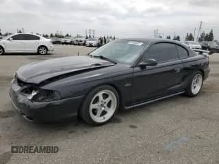 1998 Ford Mustang GT z VIN 1FAFP42X9WF136078, wystawiony jako Copart lot #54405925 z przebiegiem 130 557 mil mil oraz Szkoda całkowita • Salvage title. Historia ofert i sprzedaży dostępna na DreamBid. Obrazek 1.