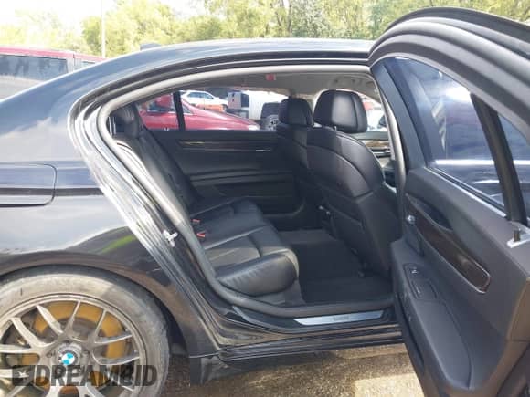 2012 BMW 7 Series 750Li xDrive с VIN WBAKC8C5XCC437820, выставлен на аукционе IAAI как лот 43296047 с пробегом 162 533 миль миль и . История ставок и продаж доступна на DreamBid. Изображение 8.