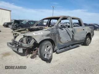 2018 Ram 1500 Express z VIN 3C6RR6KT7JG250671, wystawiony jako Copart lot #49431735 z przebiegiem Nie podano mil oraz Nie do naprawy • Non repairable. Historia ofert i sprzedaży dostępna na DreamBid. Obrazek 1.