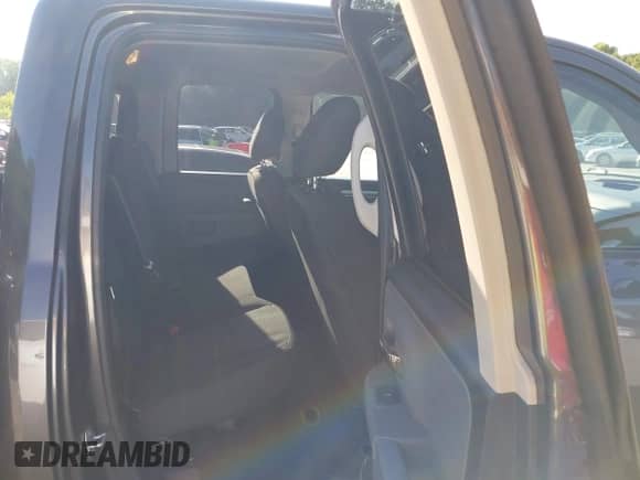 2019 Ram 1500 Warlock z VIN 1C6RR7GT1KS725613, wystawiony jako IAAI lot #42558390 z przebiegiem 38 589 mil mil oraz . Historia ofert i sprzedaży dostępna na DreamBid. Obrazek 8.