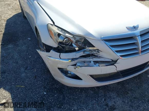 2013 Hyundai Genesis R-Spec z VIN KMHGC4DH0DU244349, wystawiony jako IAAI lot #41508229 z przebiegiem 231 929 mil mil oraz . Historia ofert i sprzedaży dostępna na DreamBid. Obrazek 6.