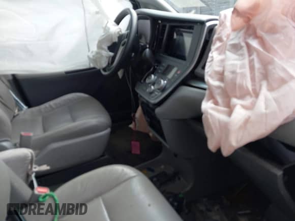 2017 Toyota Sienna L z VIN 5TDZZ3DC3HS793595, wystawiony jako IAAI lot #42352780 z przebiegiem 153 161 mil mil oraz . Historia ofert i sprzedaży dostępna na DreamBid. Obrazek 5.