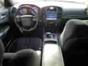 2012 Chrysler 300 S z VIN 2C3CCABG3CH217308, wystawiony jako Copart lot #65479255 z przebiegiem 161 010 mil mil oraz Szkoda całkowita • Salvage title. Historia ofert i sprzedaży dostępna na DreamBid. Obrazek 8.