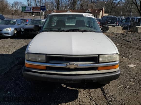 2000 Chevrolet S-10 LS z VIN 1GCCS1453YK264915, wystawiony jako Copart lot #46290675 z przebiegiem Nie podano mil oraz Szkoda całkowita • Salvage title. Historia ofert i sprzedaży dostępna na DreamBid. Obrazek 5.