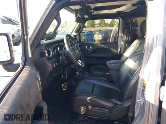 2021 Jeep Wrangler Unlimited Sahara Altitude z VIN 1C4HJXEG9MW522241, wystawiony jako IAAI lot #42647966 z przebiegiem 55 789 mil mil oraz . Historia ofert i sprzedaży dostępna na DreamBid. Obrazek 5.