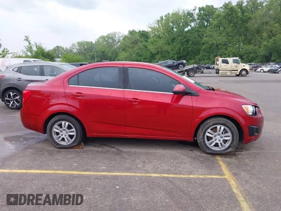 2014 Chevrolet Sonic LT z VIN 1G1JC5SB8E4231275, wystawiony jako IAAI lot #42182323 z przebiegiem 85 516 mil mil oraz . Historia ofert i sprzedaży dostępna na DreamBid. Obrazek 13.