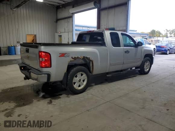 2013 Chevrolet Silverado 1500 LT z VIN 1GCRKSE75DZ339132, wystawiony jako Copart lot #82696605 z przebiegiem 95 461 mil mil oraz Czysty tytuł • Clean title. Historia ofert i sprzedaży dostępna na DreamBid. Obrazek 3.