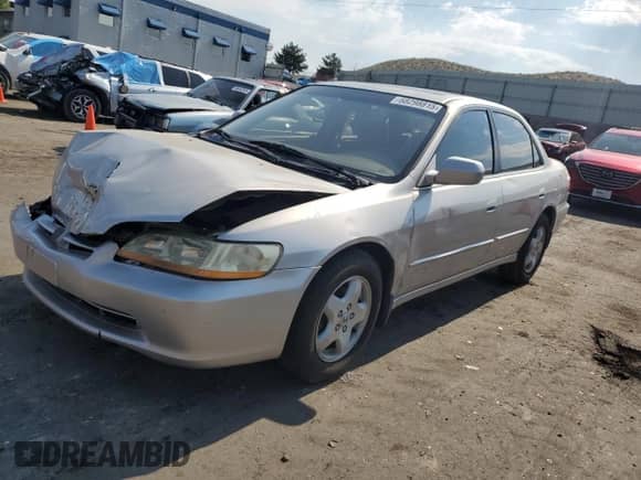 1999 Honda Accord EX z VIN 1HGCG1655XA020512, wystawiony jako Copart lot #68298815 z przebiegiem 171 947 mil mil oraz Szkoda całkowita • Salvage title. Historia ofert i sprzedaży dostępna na DreamBid. Obrazek 1.