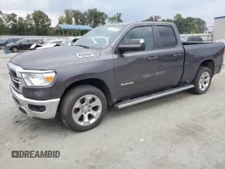 2021 Ram 1500 Big Horn z VIN 1C6SRFBT6MN831625, wystawiony jako Copart lot #81105425 z przebiegiem 26 644 mil mil oraz Szkoda całkowita • Salvage title. Historia ofert i sprzedaży dostępna na DreamBid. Obrazek 1.
