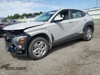 2024 Hyundai Kona SE с VIN KM8HA3AB3RU042651, выставлен на аукционе Copart как лот 69576095 с пробегом 42 854 миль миль и Списание • Salvage title. История ставок и продаж доступна на DreamBid. Изображение 1.
