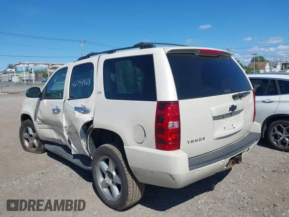 2013 Chevrolet Tahoe LTZ z VIN 1GNSKCE07DR184035, wystawiony jako IAAI lot #42744928 z przebiegiem 229 596 mil mil oraz . Historia ofert i sprzedaży dostępna na DreamBid. Obrazek 3.