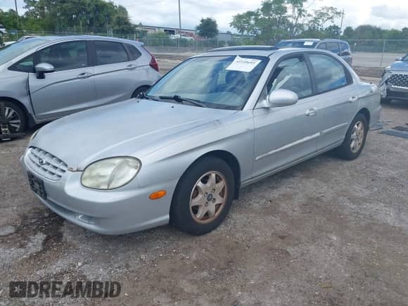 2000 Hyundai Sonata GLS z VIN KMHWF35V4YA338212, wystawiony jako IAAI lot #43339693 z przebiegiem 96 744 mil mil oraz . Historia ofert i sprzedaży dostępna na DreamBid. Obrazek 17.