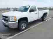 2008 Chevrolet Silverado 2500HD Work Truck z VIN 1GCHC24K18E160498, wystawiony jako IAAI lot #42144812 z przebiegiem 151 213 mil mil oraz . Historia ofert i sprzedaży dostępna na DreamBid. Obrazek 2.