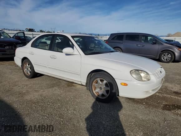2000 Hyundai Sonata GLS z VIN KMHWF35V2YA187855, wystawiony jako Copart lot #41406585 z przebiegiem 154 200 mil mil oraz Czysty tytuł • Clean title. Historia ofert i sprzedaży dostępna na DreamBid. Obrazek 4.