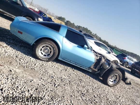 1982 Chevrolet Corvette z VIN 1G1AY8785C5103342, wystawiony jako Copart lot #47252715 z przebiegiem 39 363 mil mil oraz Szkoda całkowita • Salvage title. Historia ofert i sprzedaży dostępna na DreamBid. Obrazek 3.