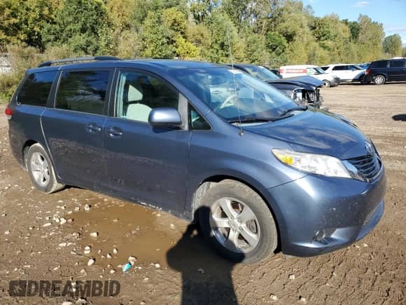 2014 Toyota Sienna LE with VIN 5TDKK3DC8ES481743, listed as a Copart auction lot 82338655 with 159,465 mi miles and Clean title. Bid and sale history available at DreamBid. Image 4.