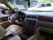 2009 Chevrolet Suburban LTZ z VIN 1GNFK36379J124126, wystawiony jako IAAI lot #42564602 z przebiegiem 210 343 mil mil oraz . Historia ofert i sprzedaży dostępna na DreamBid. Obrazek 5.