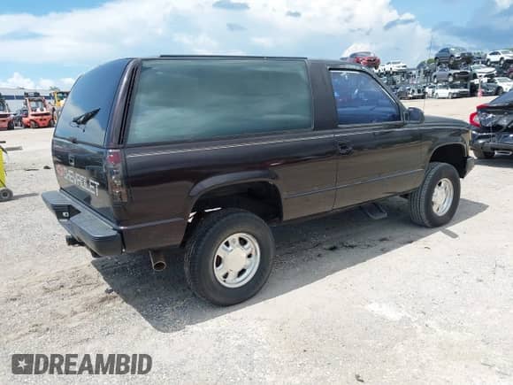1992 Chevrolet Blazer z VIN 1GNEK18KXNJ356640, wystawiony jako IAAI lot #42997125 z przebiegiem 177 055 mil mil oraz . Historia ofert i sprzedaży dostępna na DreamBid. Obrazek 4.