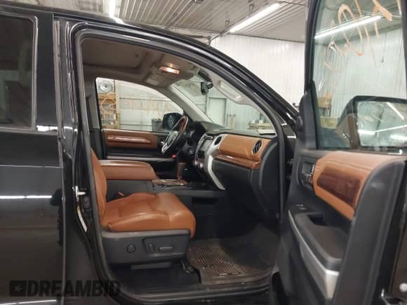 2017 Toyota Tundra Platinum с VIN 5TFAY5F12HX655824, выставлен на аукционе IAAI как лот 42902032 с пробегом 116 161 миль миль и . История ставок и продаж доступна на DreamBid. Изображение 5.
