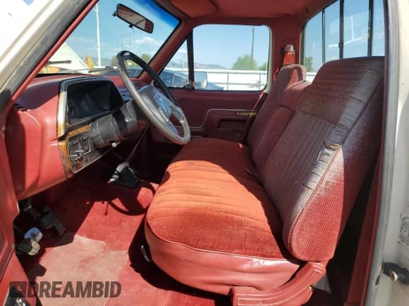 1990 Ford F-150 z VIN 1FTDF15Y5LPA89323, wystawiony jako Copart lot #62608275 z przebiegiem 86 922 mil mil oraz Czysty tytuł • Clean title. Historia ofert i sprzedaży dostępna na DreamBid. Obrazek 7.